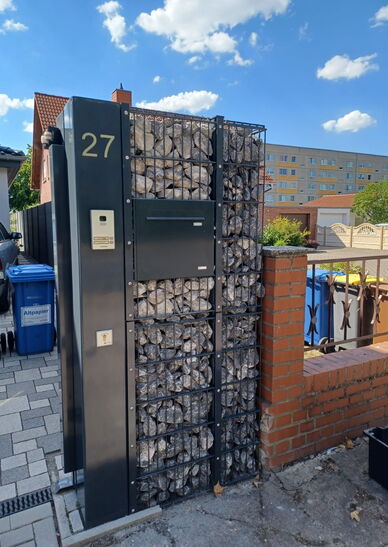 Briefkasten in einem Gabionen und Steinzaun